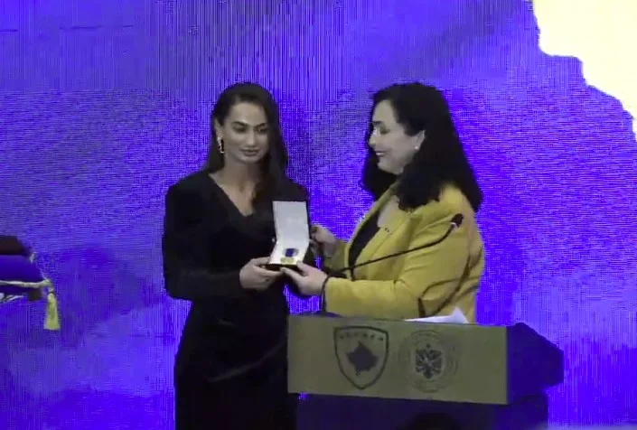 Majlinda Kelmendi dekorohet me urdhrin ‘Shotë Galica’ nga Presidentja e Kosovës