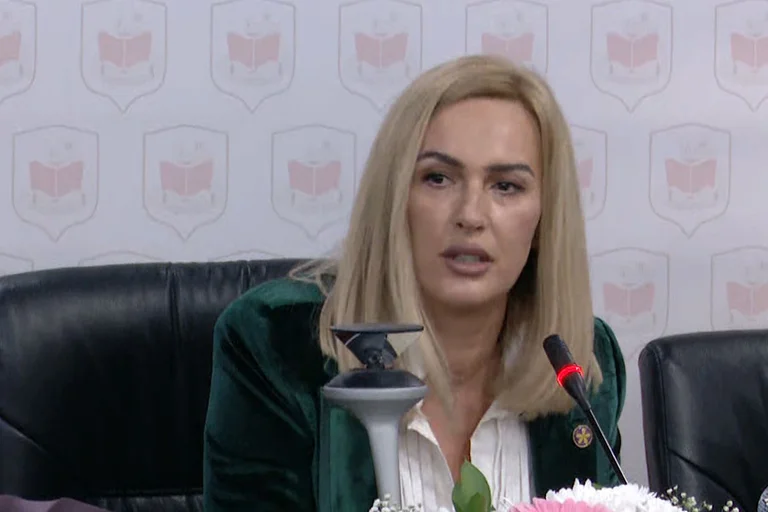 Arbënesha Kuqi e PDK-së zgjidhet kryesuese e Asamblesë së Gjakovës
