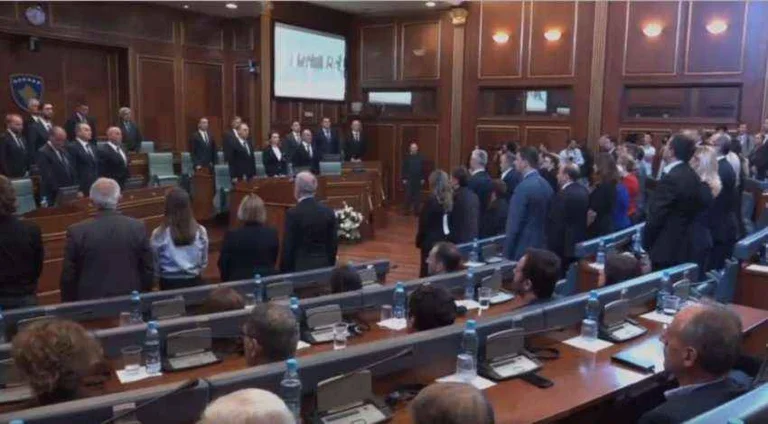 Srpska s’u ngrit në këmbë për Bob Dole, VV s’ishte ngritur kur ishte intonuar himni për Adem Demaçin