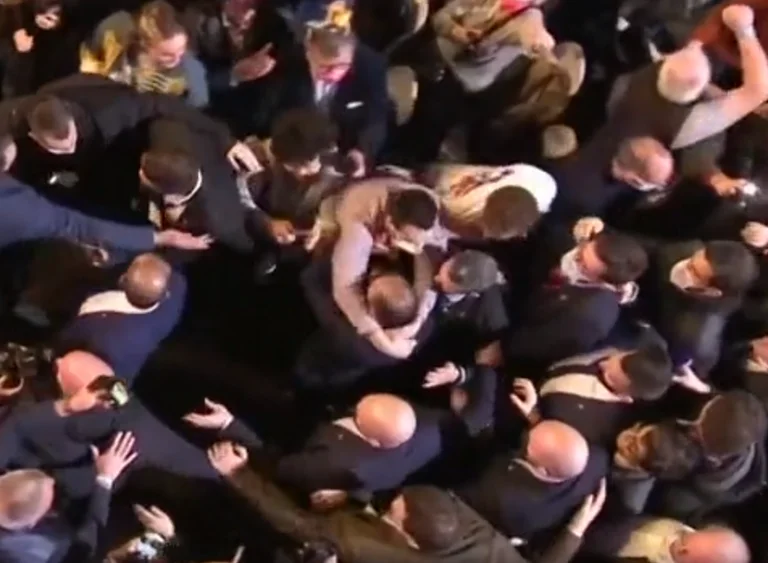 Kandidati për President të Francës kapet në tubim elektoral (Video)
