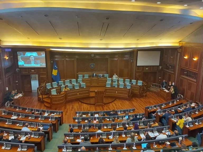 Sot vazhdon seanca e Kuvendit