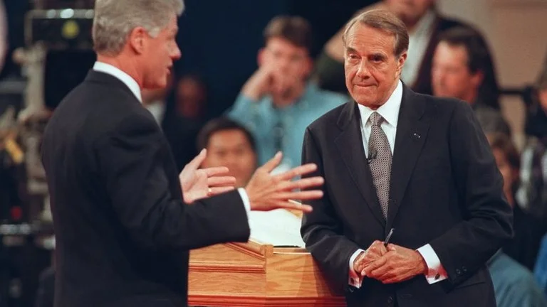 Bob Dole, hero lufte, figurë qendrore e politikës amerikane dhe mik i Kosovës