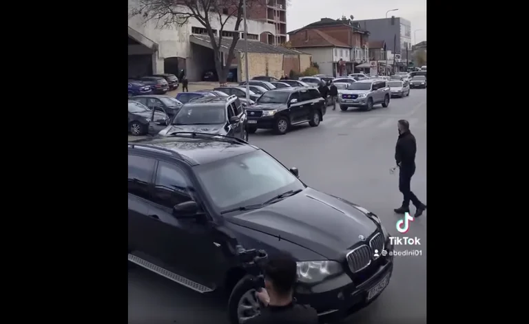 Lexuesi i Periskopit e bën ‘film’ daljen e Albin Kurtit nga xhipi i zi, gëzim i madh te grupi “Me Kryeministrin”