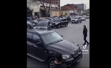 El lector de Periscop hace la salida de Albin Kurt del jeep negro, gran alegría en el grupo.