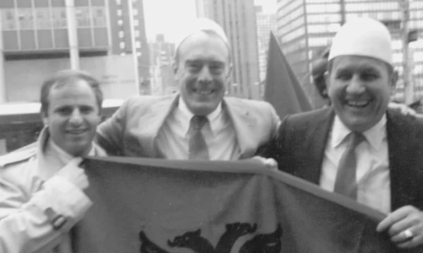 “Populli i Kosovës nuk do t’ju harrojë kurrë”: Publikohet fotografi e vjetër e Bob Dole me flamurin kuq e zi
