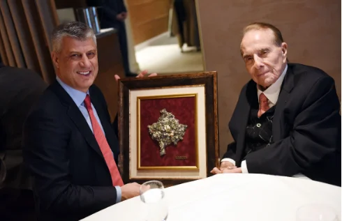 Në Washington ish-presidenti Thaçi senatorin Bob Dole e pati nderuar me dhuratë