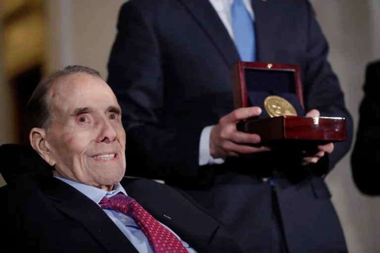 Ish-senatori Bob Dole vdiq në gjumë