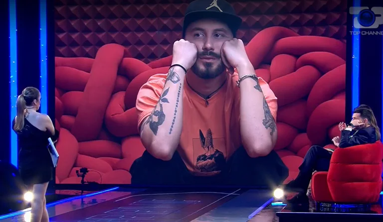 Donaldi mesazh në xham nga Big Brother: Më nxirrni që këtu