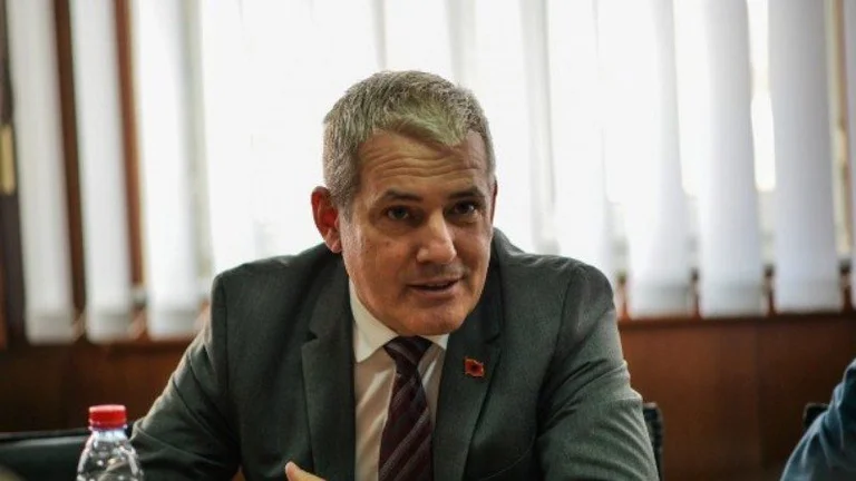 Sveçla vazhdon të fryhet njëjtë si Kadri Veseli: Kosova e para në sundim të ligjit