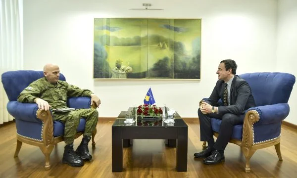 Albin Kurti takon komandantin e ri të FSK-së, Bashkim Jasharin, përmendin UÇK-në dhe familjen Jashari