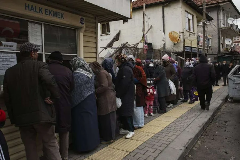 Lira turke në rënie, qytetarët në panik – Bëhen radhë të gjata për blerje të bukës në dyqane më të lira