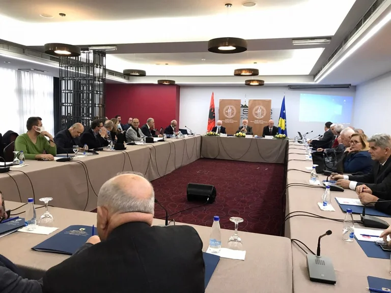 Shfaqet në publik Rexhep Qosja, sulmon kosovarocentrizmin