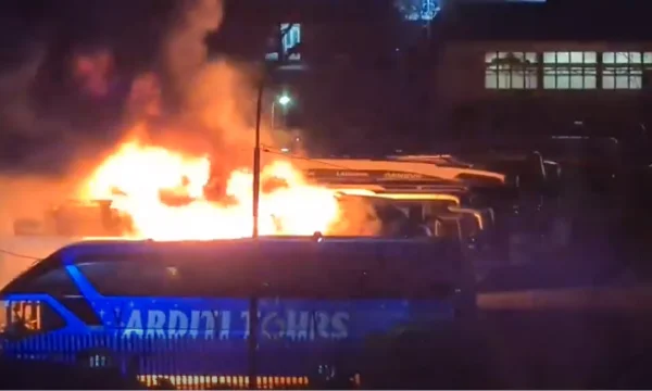 Policia jep detaje për djegien e autobusit në Fushë Kosovë