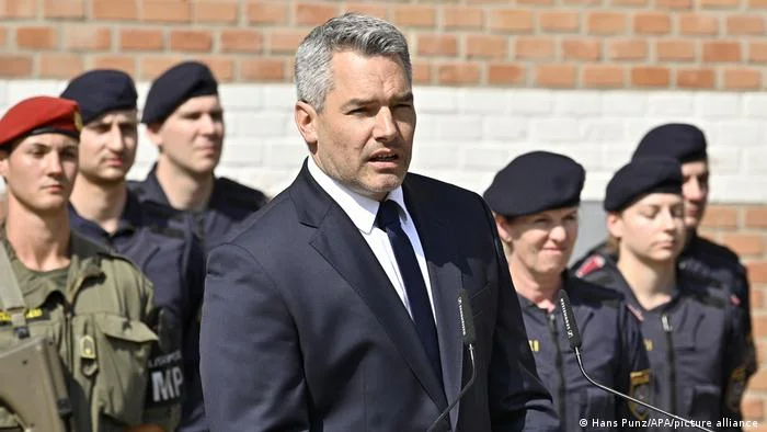 Partia e Popullit në pushtet zgjedh për kancelar ish ushtarakun