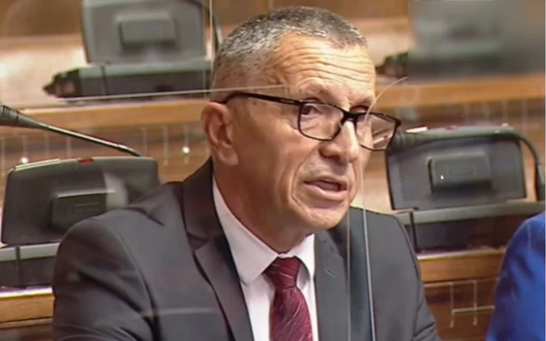 Deputet Kamberi i mëson Vuçiqit gjeografinë: Që Serbia të shkojë në Shqipëri, duhet të kalojë kah Kosova
