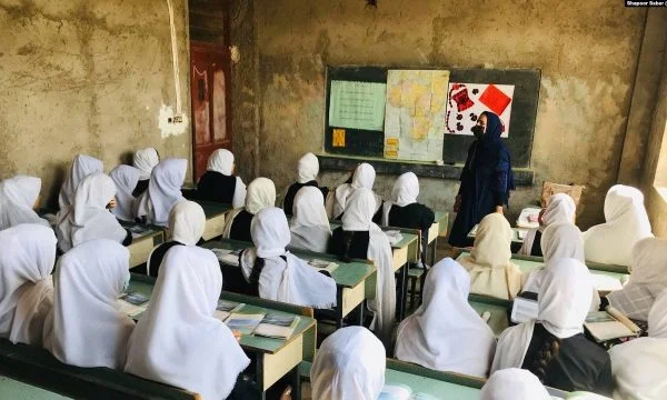 Talibanët publikojnë dekret për të drejtat e grave