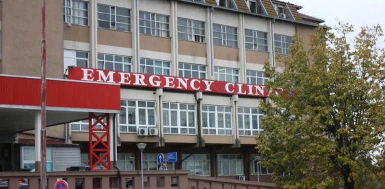 Mjeku sulmon infermierin në Klinikën Emergjente