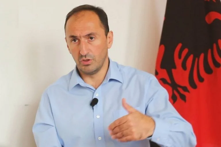Skandal: Liburn Aliu shpërfilli zyrën ligjore, këto janë faktet se si kundërligjshëm u dha tenderi për ”tiketat ngjitëse”
