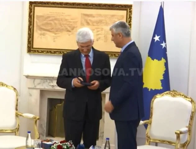 Komandanti i lirisë: Thaçi e kishte nderuar Reinhardtin me medalje presidenciale