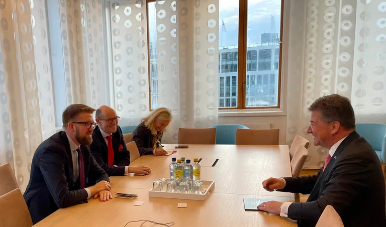Lajcak takohet me zyrtarë norvegjez, flasin për dialogun Kosovë-Serbi
