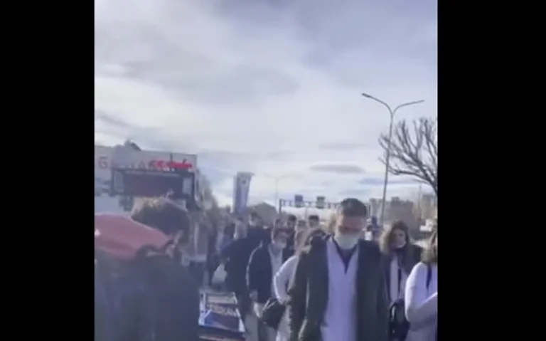 Protestojnë specializantët: Mjekët po ikin nga Kosova, momenti i fundit kur shteti duhet të reflektojë