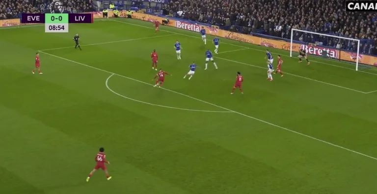 Liverpooli shkund Evertonin në derbin e flaktë, Jordan Henderson heroi
