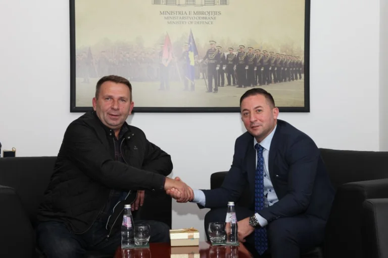 Ministri Mehaj e merr me të mirë ish-komandantin e FSK-së: E pret në takim pas dorëheqjes