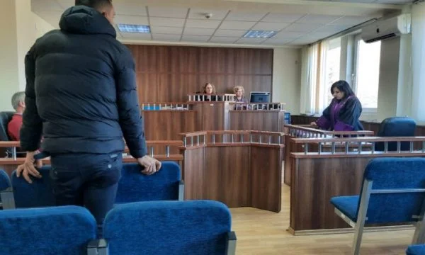 Kamenicasi mohon se e goditi me lopatë të dëmtuarin, thotë se rastin ia kurdisën ‘një katund’