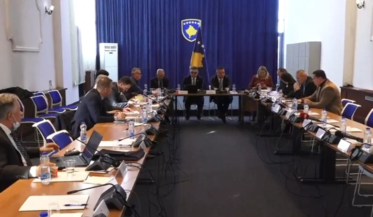 ​Iniciohet debat parlamentar për ngritjen e çmimeve dhe mos ngritjen e pagave