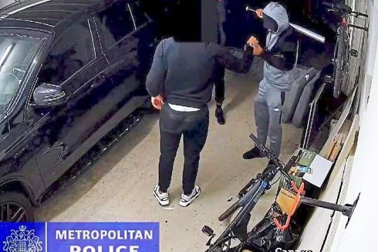 Pamje: Mbrojtësi i Arsenalit i lufton trimërisht hajnat, rrahet me shkopinj bejsbolli