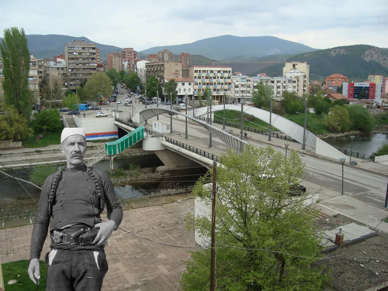 ÇUDË: Burri mitrovicas e thirr Policinë, ‘mendon se është babai i Isa Boletinit’