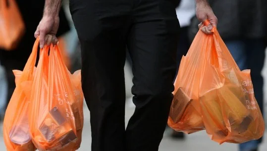 Per due sacchetti di plastica, i macedoni pagheranno tanto quanto un pane di pane