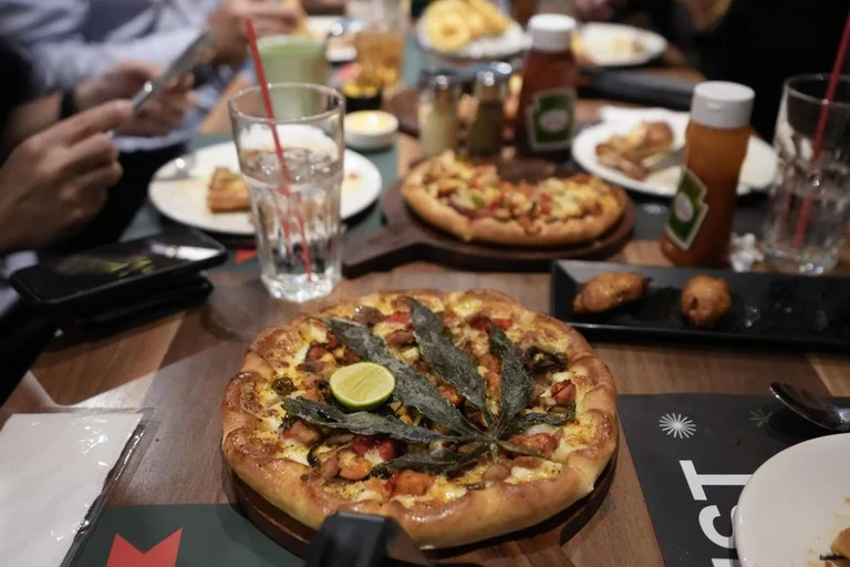 Cannabis pizza, la nueva tendencia alimentaria de Tailandia