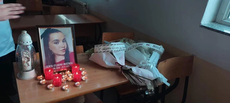 Accendere candele in banca dove lo studente che è stato ucciso in Glolloja scoppia in lacrime
