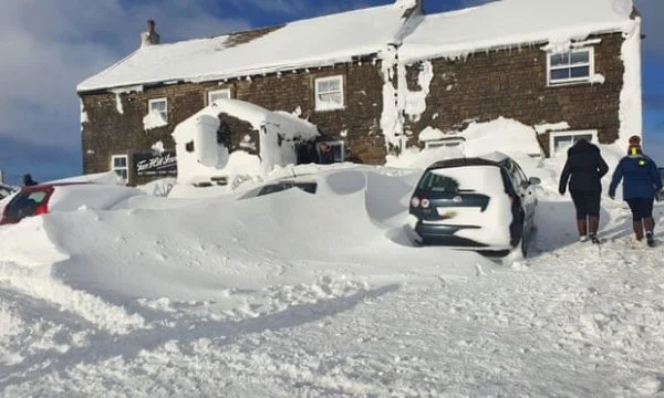 Großbritanniens Sturm, gefangen in einem Pub für drei Tage 61