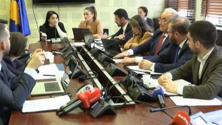 Hakki Abazi schlägt Sieg Pacolli, verteidigt Xhavit Halit