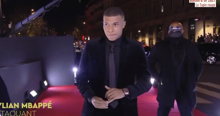 Quelle classe: Kylian Mbpee prend toute l'attention dans le tapis rouge avec cette promenade absolument brillante