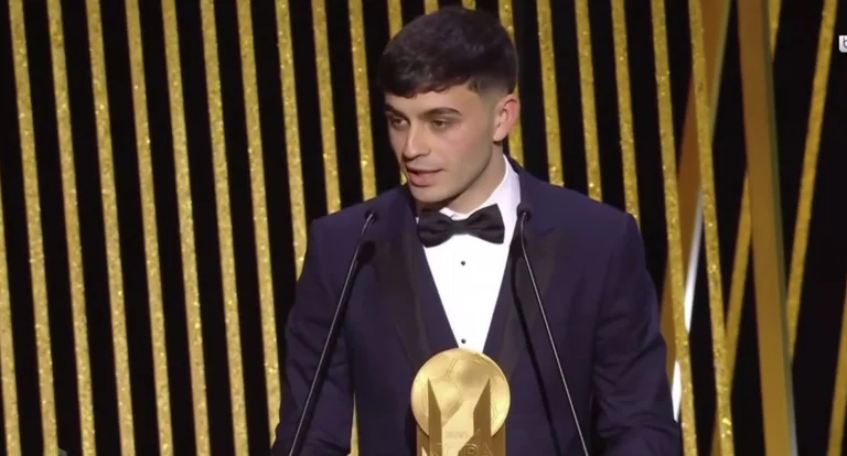 Barcelona Star gana el primer premio de noche en Golden Top ceremonia