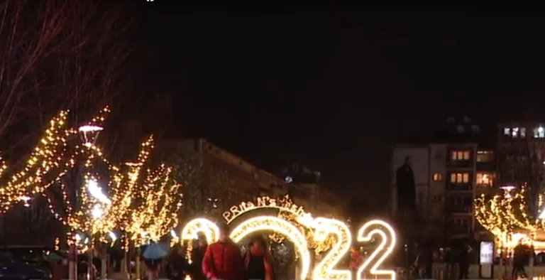 Pristina comune luci decorazione luci in piazza della città