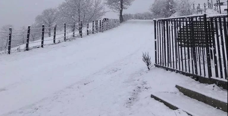 Große Schneefälle im Dorf Zaberdja, Einwohner von São wie