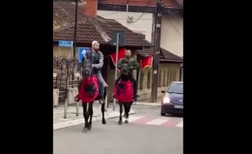Isa Boletinı a caballo llega a Rahovec el 28 de noviembre, los ciudadanos (Vídeo) se sorprenden