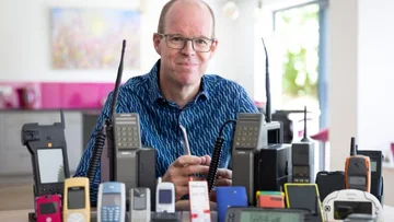 El museo móvil en línea abre, que cuenta la historia de 2100 teléfonos desde 1984.