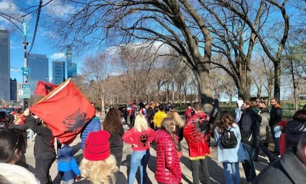 Le festival du drapeau est également célébré aux États-Unis, en rouge et en albanais