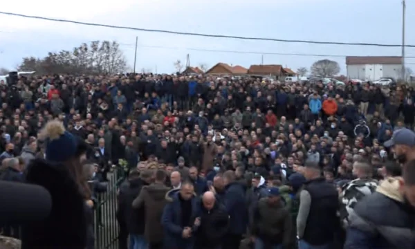 La cerimonia funebre di due studenti uccisi a Glodjan