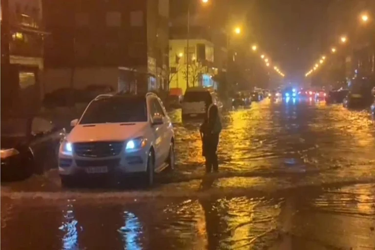 El mal tiempo, las precipitaciones y las inundaciones cancelan las celebraciones de Vlora
