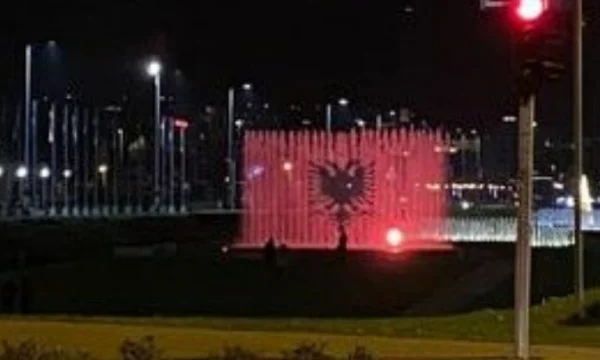 Zagreb Falls beleuchtet mit albanischer Flagge