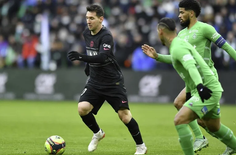 SPG gewinnt durch Sturz des Lateinen drei Punkte an die Pariser gegen St. Etienne, Messie Tric mit Assistenten