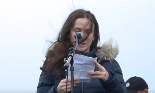Le parole toccanti di sua moglie alla cerimonia funebre di due studenti uccisi a Glodjan