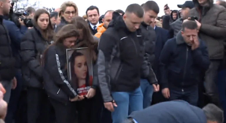 Hay dos estudiantes en Glodjan, Decani, cientos de personas se despiden por última vez.
