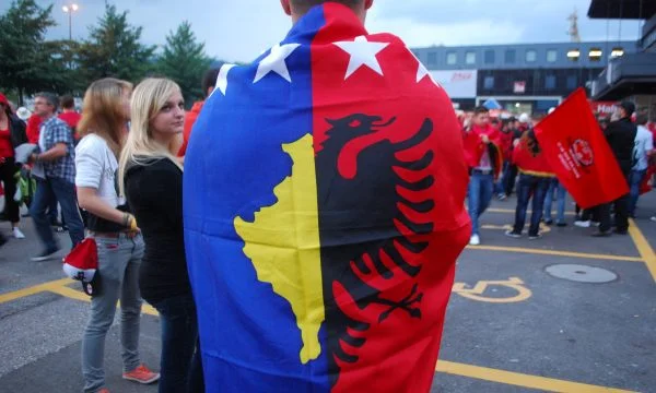 Gli albanesi aspettano anni di cittadinanza del Kosovo o dell'Albania